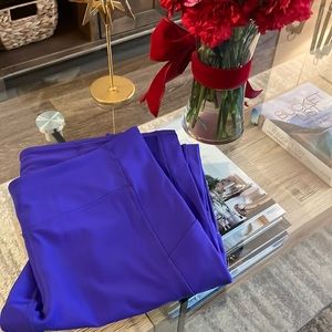 Lululemon purple 7/8 legging. Side pockets.